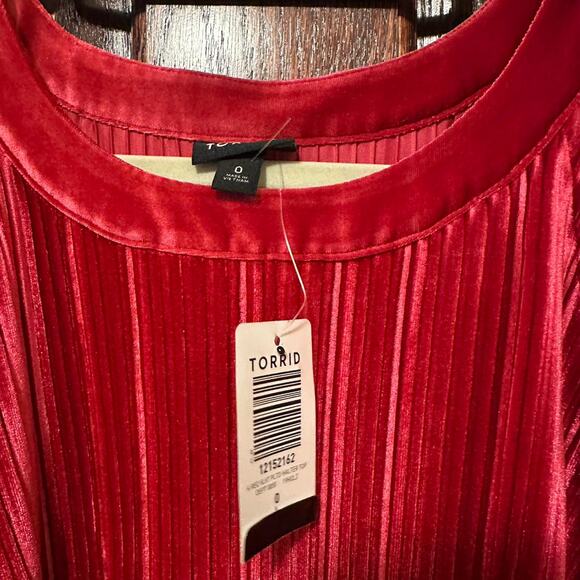 NWT Torrid Red Velvet Pleated Godess Tank Plus Sz 0 - Picture 2 of 4